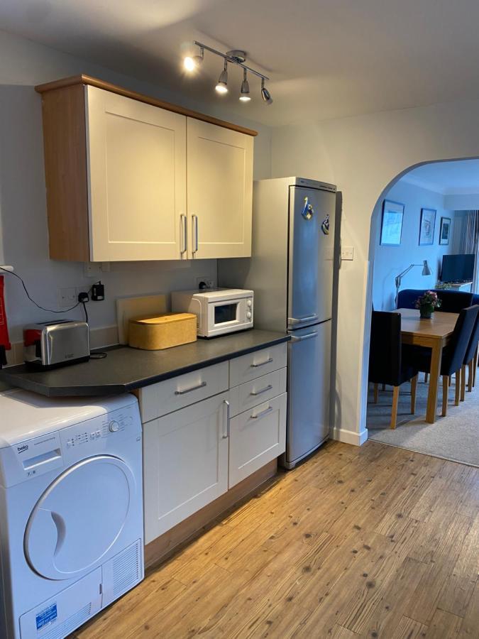 Trafalgar, Lovely Ground Floor Flat With Outside Patio Garden, Minutes Walk To Seafront Seaview
