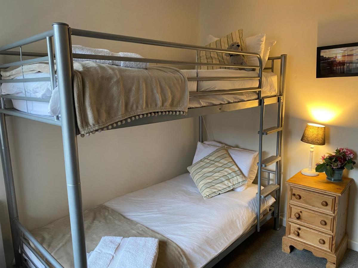 Сasa de vacaciones Trafalgar, Lovely Ground Floor Flat With Outside Patio Garden, Minutes Walk To Seafront *