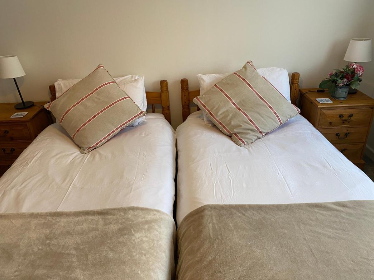 Trafalgar, Lovely Ground Floor Flat With Outside Patio Garden, Minutes Walk To Seafront Seaview