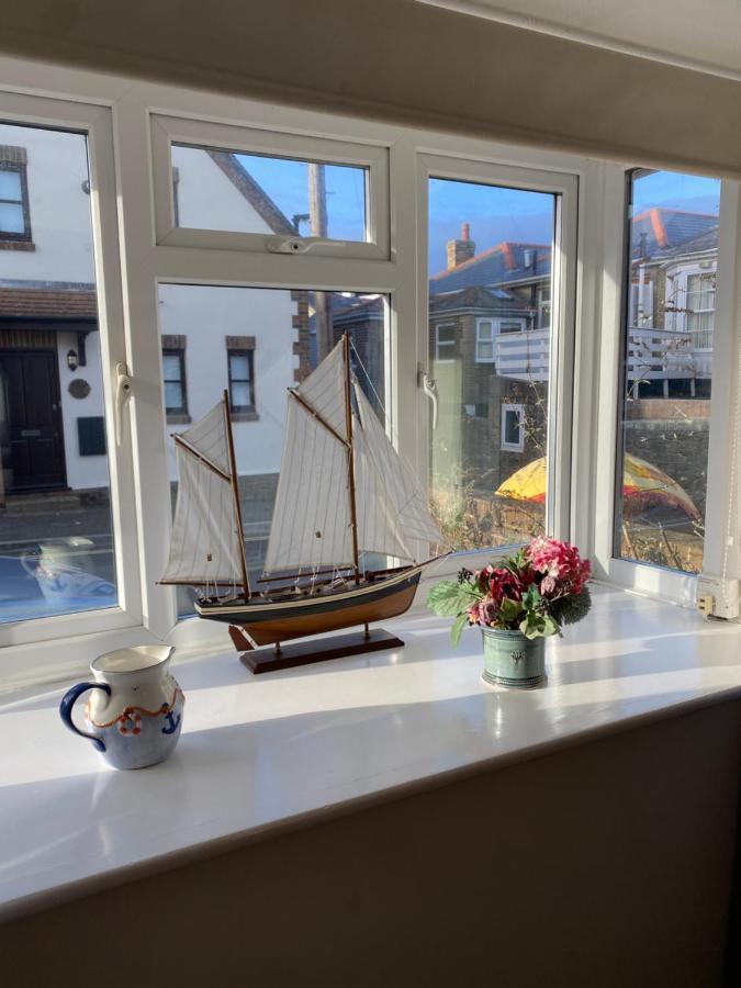 Trafalgar, Lovely Ground Floor Flat With Outside Patio Garden, Minutes Walk To Seafront